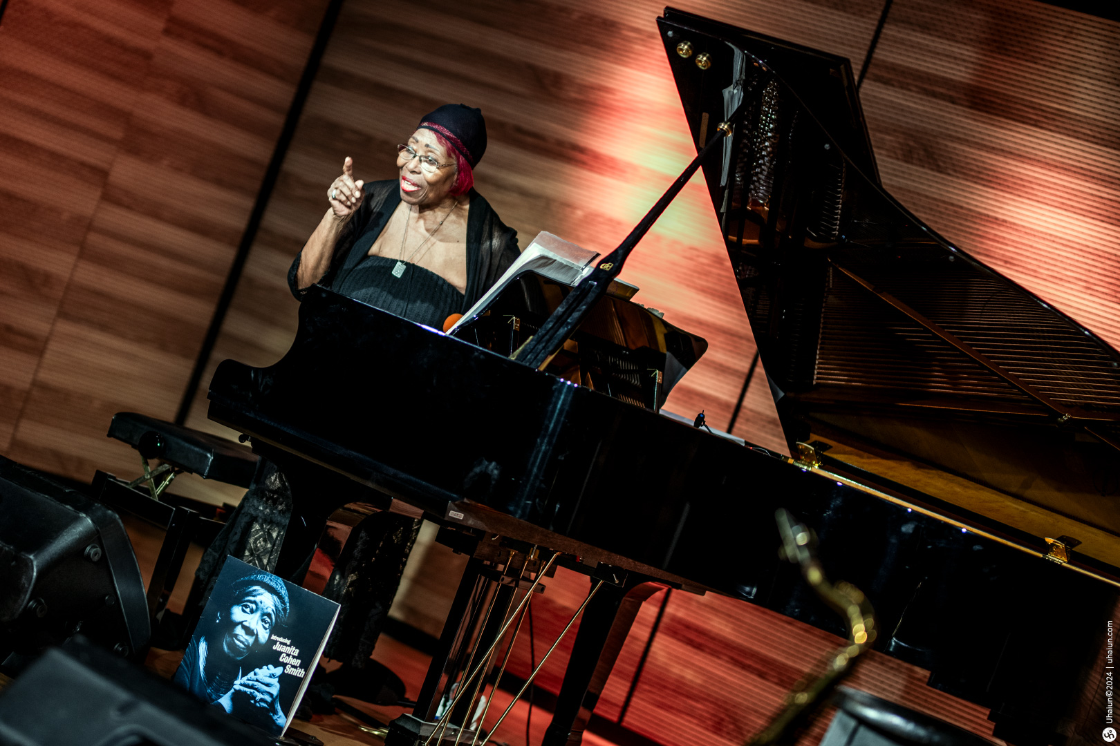 Juanita Cohen Smith performing at a grand piano event