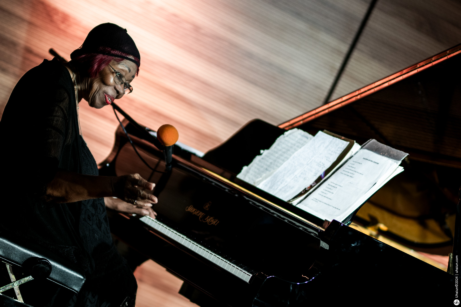 Juanita Cohen Smith performing at grand piano event