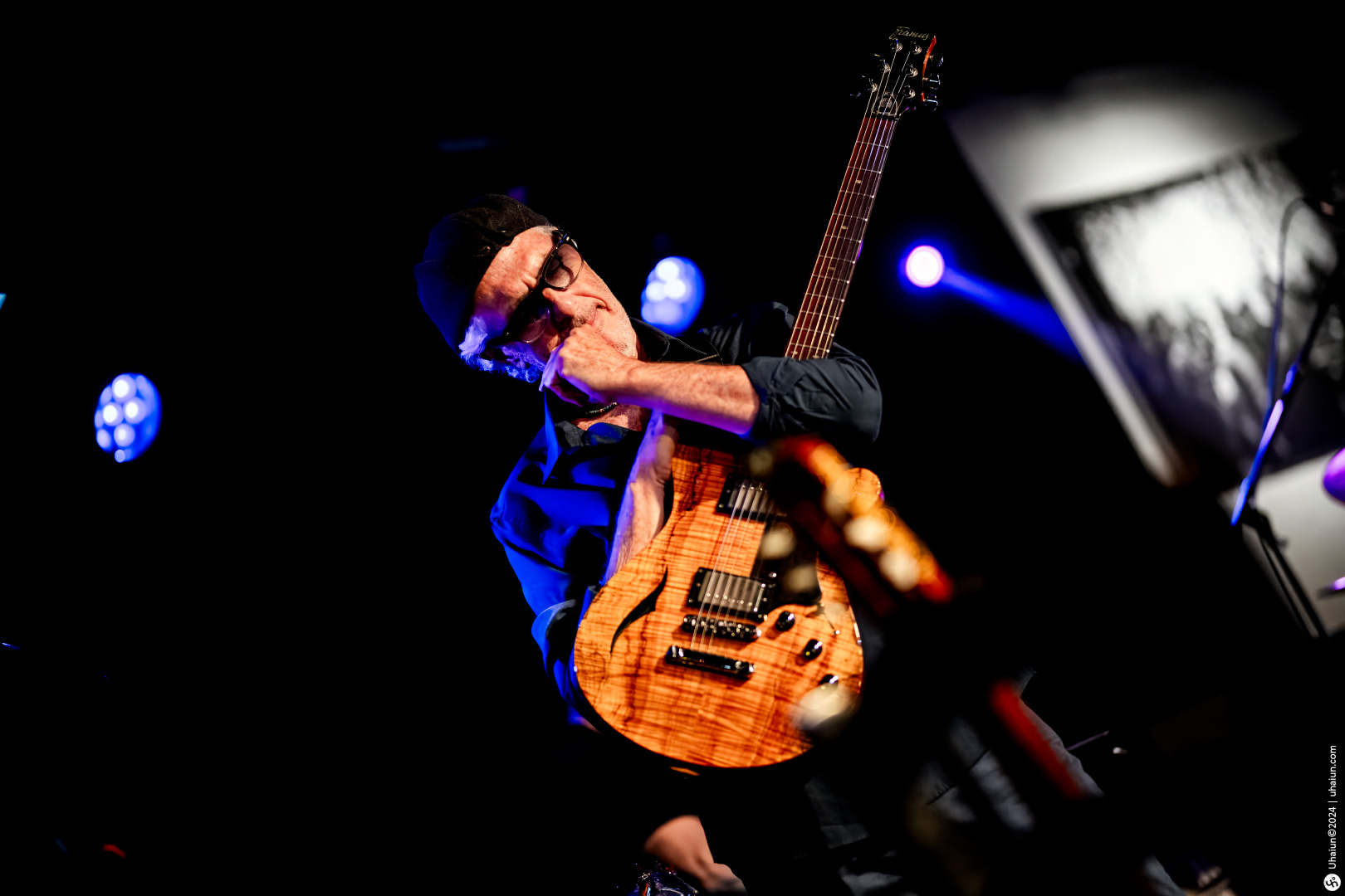 Mordy Ferber playing guitar live on stage