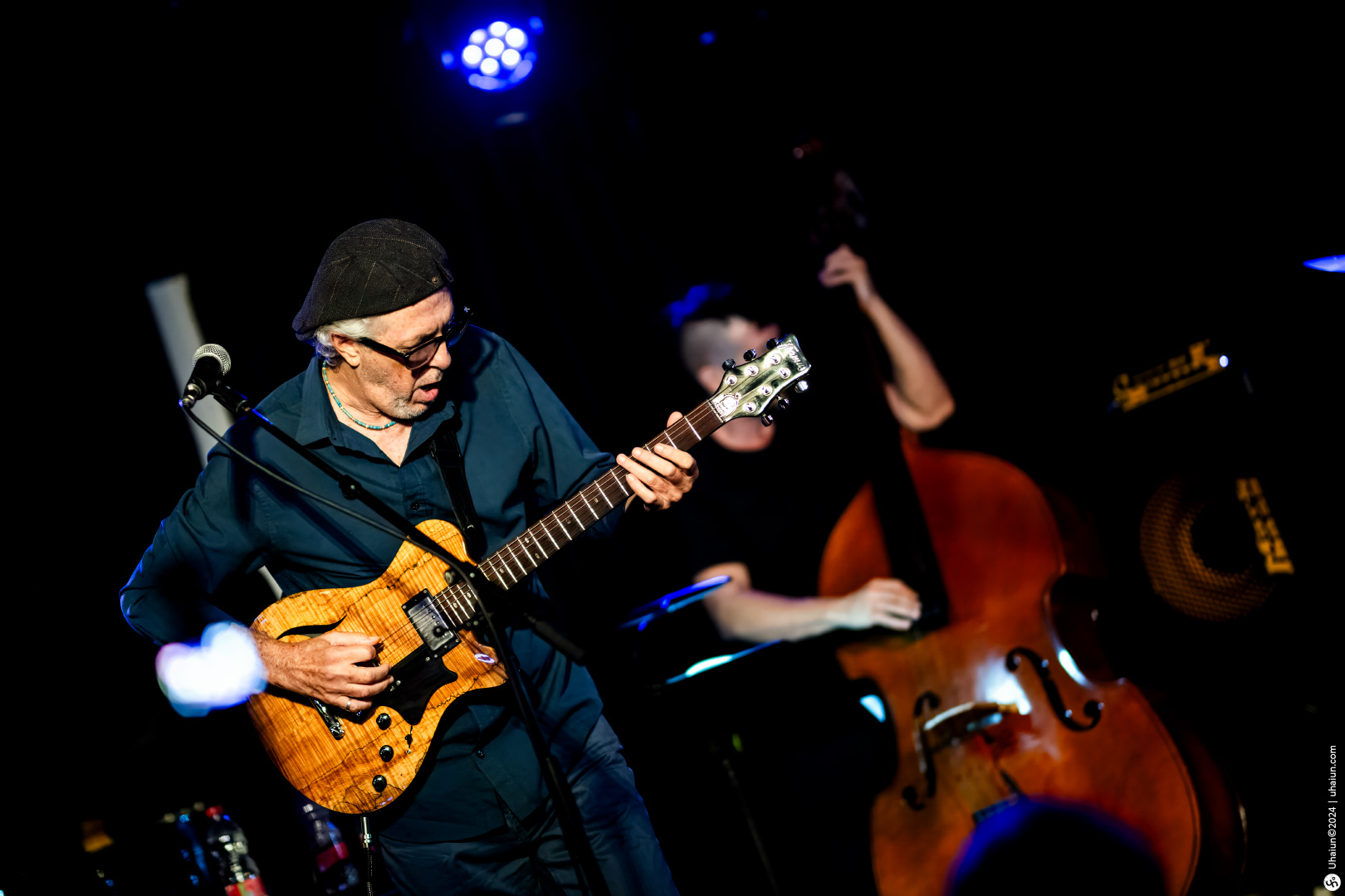 Mordy Ferber playing guitar on stage live