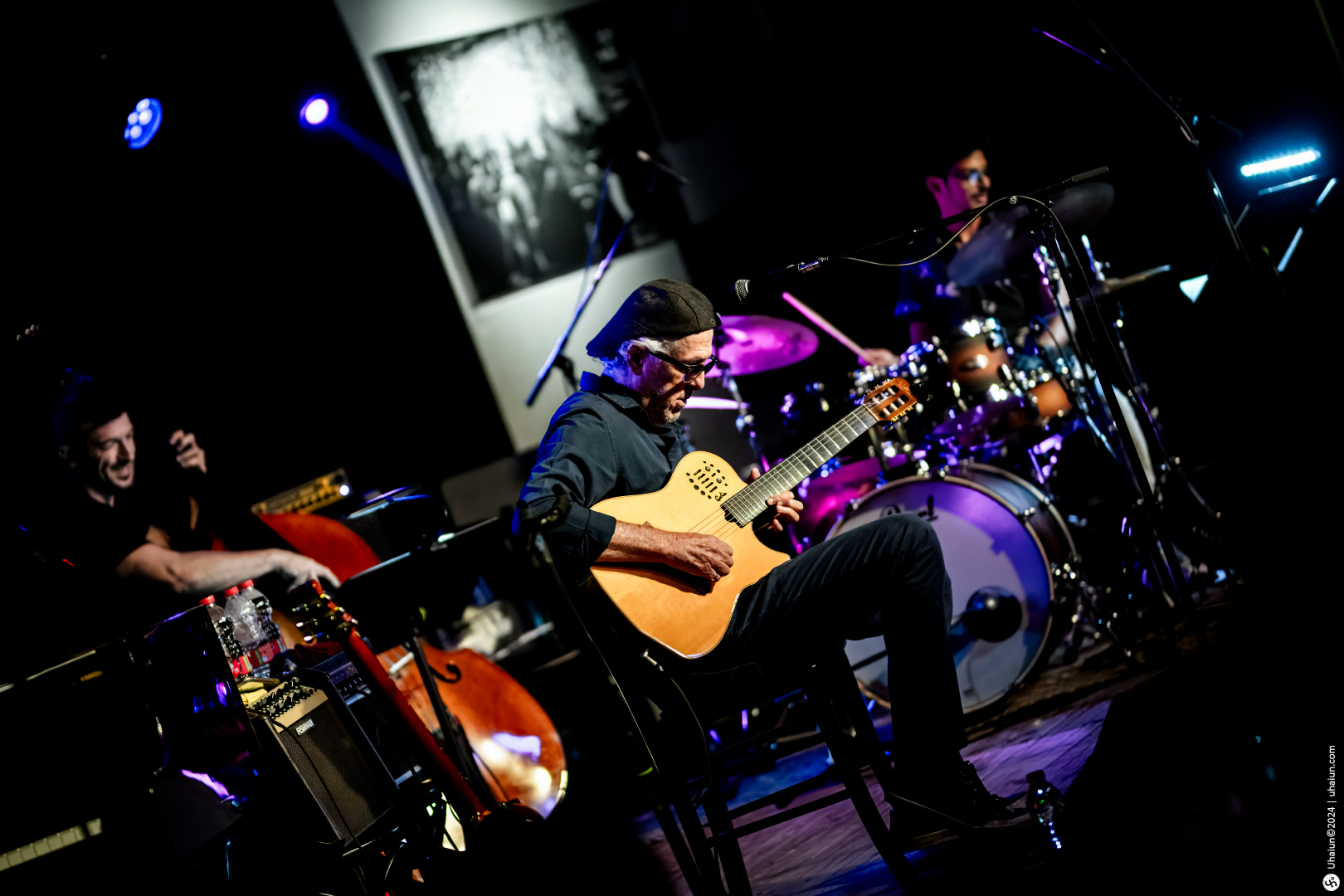 Mordy Ferber playing guitar live on stage
