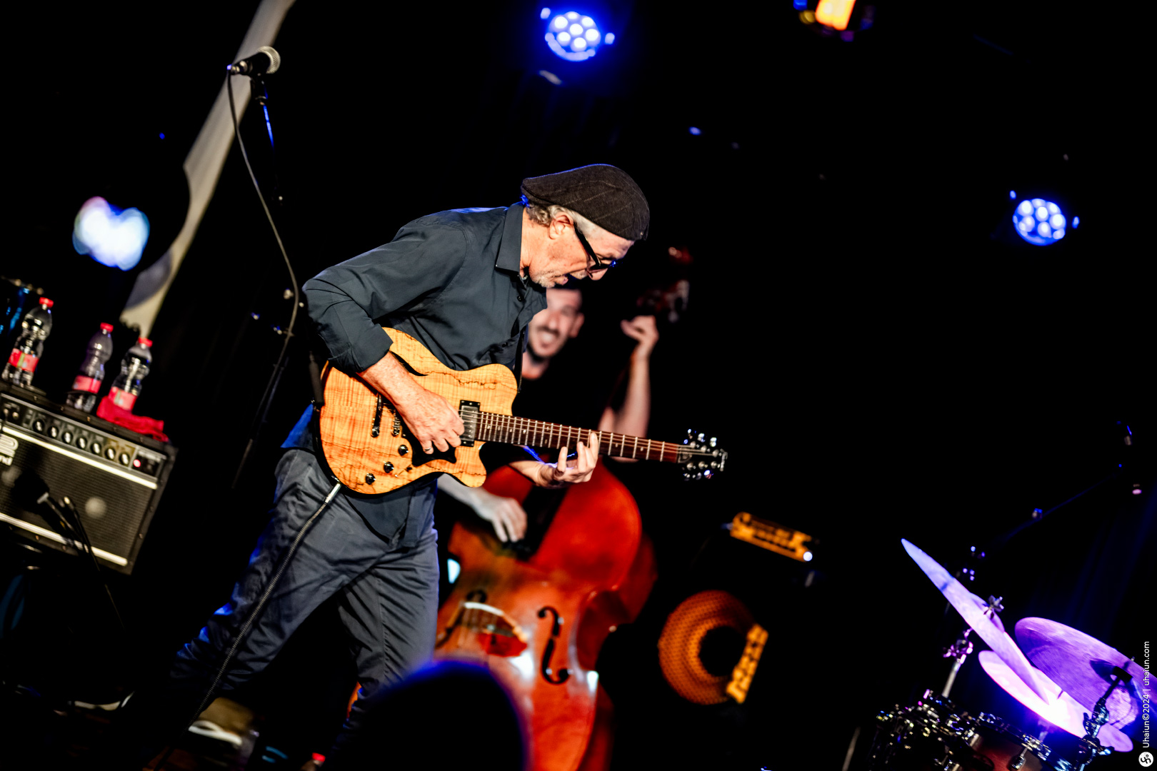 Mordy Ferber performing live on electric guitar