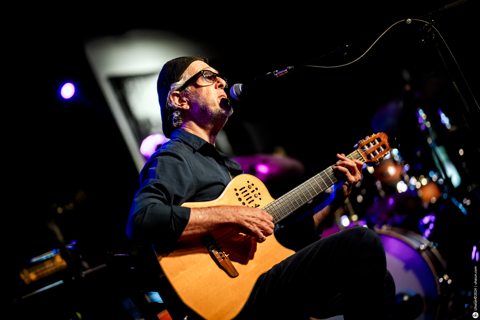Mordy Ferber playing guitar live on stage