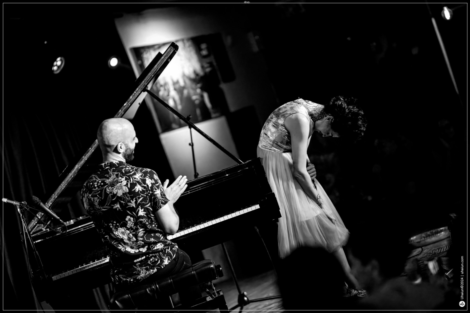 Kama Kamila performance with pianist in concert