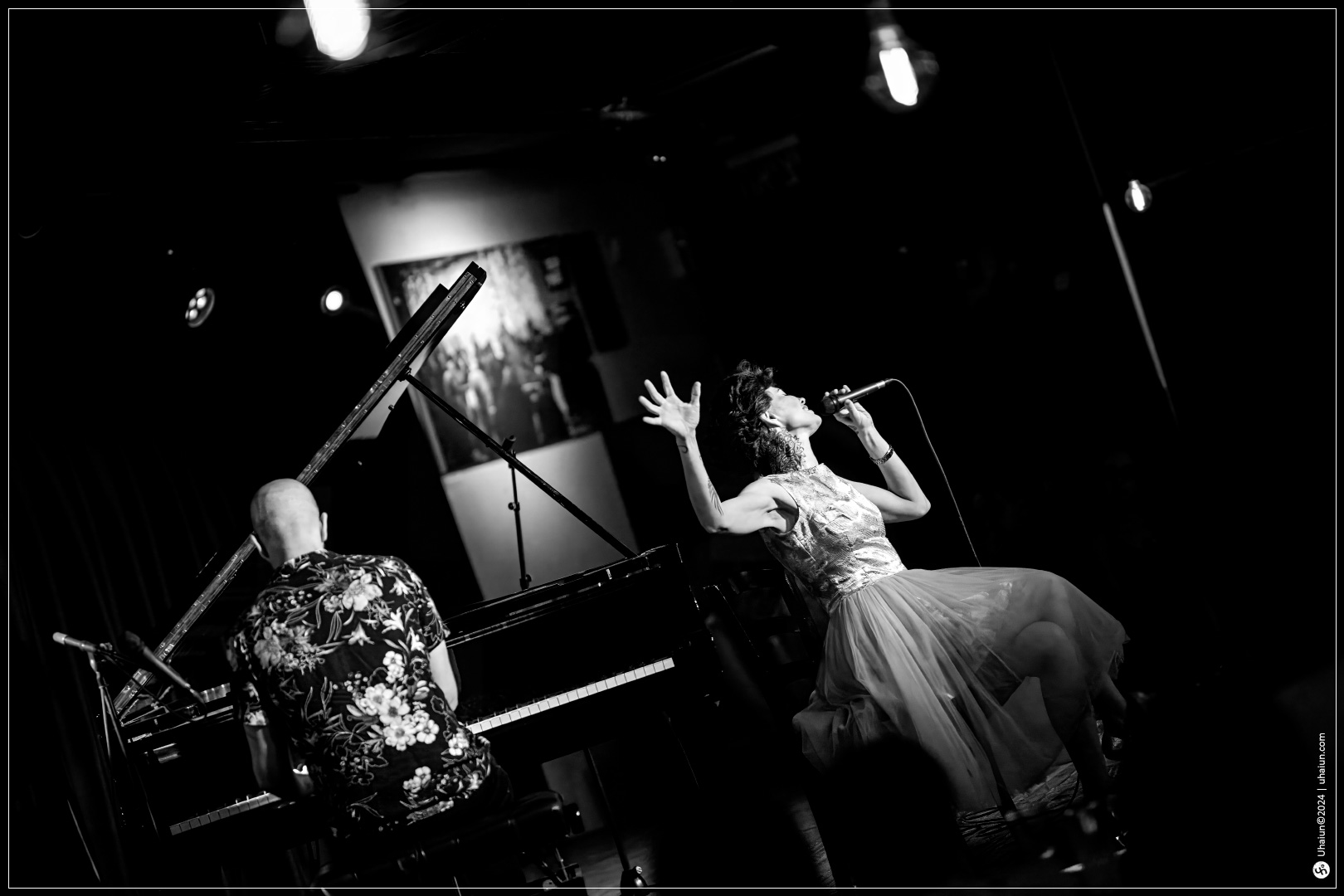 Kama Kamila performing live with pianist on stage