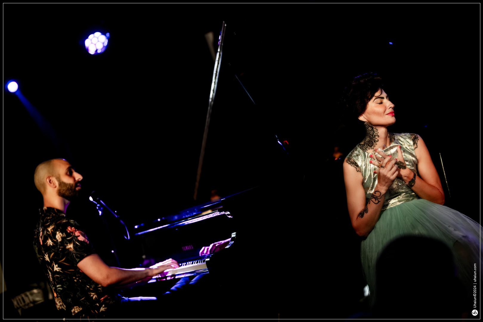 Kama Kamila performing live with pianist on stage